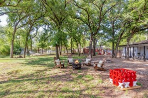 Property grounds - Charming home in a Prime Location—Minutes to Airport and AT&T Stadium (Euless)