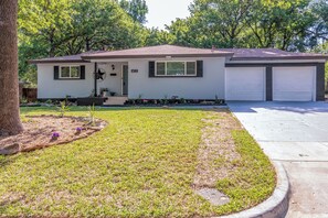 Exterior - Charming home in a Prime Location—Minutes to Airport and AT&T Stadium (Euless)