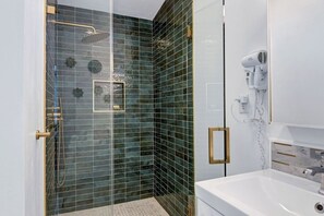 Bathroom - Shelby Sands: Poolside Perfection & Mountain Views (Palm Springs)