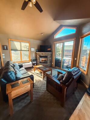Living area - Estes Park retreat w/ hot tub, fireplace, king suite (Estes Park)