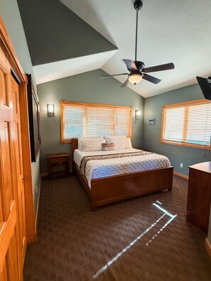 Room - Estes Park retreat w/ hot tub, fireplace, king suite (Estes Park)