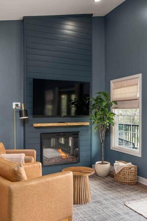 Smart TV y chimenea 
