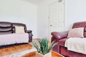 TV - Bright & Spacious 2BR Retreat in Tilbury (Tilbury Juxta Clare)