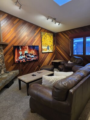 Living area - Geniia Comfort Stay-Haven Retreat (Anchorage)