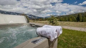 Ein Whirlpool mit einem Handtuch, umgeben von einer Berglandschaft.