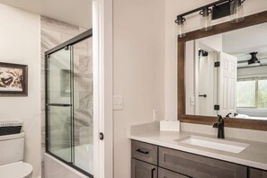 Shower, hair dryer, towels, shampoo - Modern Big Sky Adventure Pad (Big Sky)