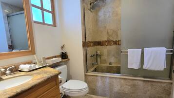 Luxury Apartment, Ocean View | Bathroom