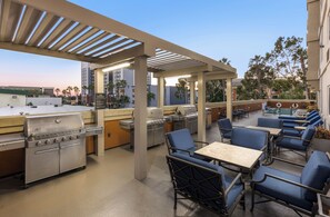 Outdoor dining - 2 Suites Stay For You | Queen Bed | Full Kitchen | Pool (Anaheim)