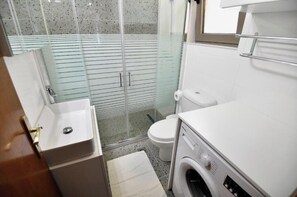 Dusche, Haartrockner, Handtücher, Toilettenpapier