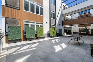 Un bâtiment moderne doté d’une cour intérieure, d’un espace extérieur aménagé et de jardins verticaux.
