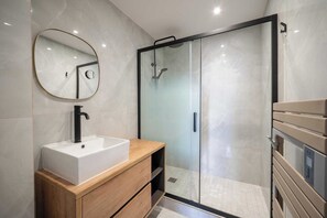 Apartment | Bathroom | Hair dryer, towels, shampoo - Magnificent Appartment - 6P - Saint Tropez Center (Saint-Tropez)