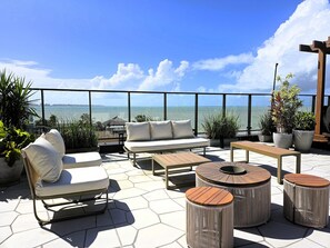 ลานระเบียง/นอกช าน