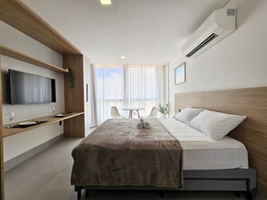 Studio tiện nghi đơn giản, bếp, quang cảnh thành phố