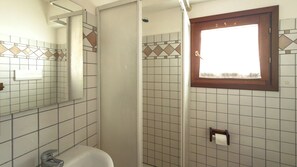 Ducha, secador de pelo, bidé y toallas