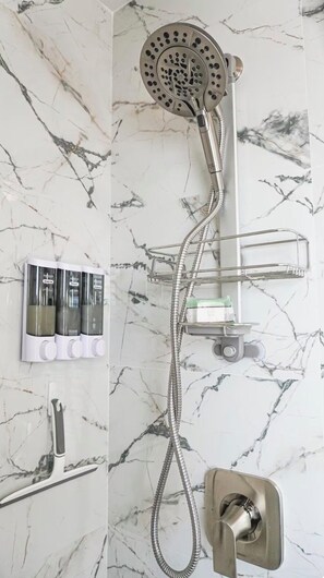 Haartrockner, Handtücher, Seife, Shampoo