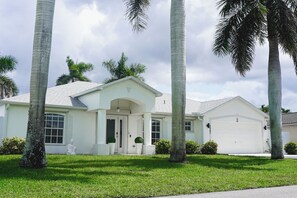 Exterior - LUXURY VILLA WITH POOL NEAR THE BEACH PRIVATE 3-BEDROOMS & PRIME LOCATION (Cape Coral)