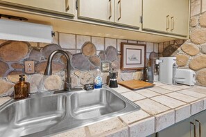Private kitchen - The Highpoint A-Frame (Big Bear Lake)