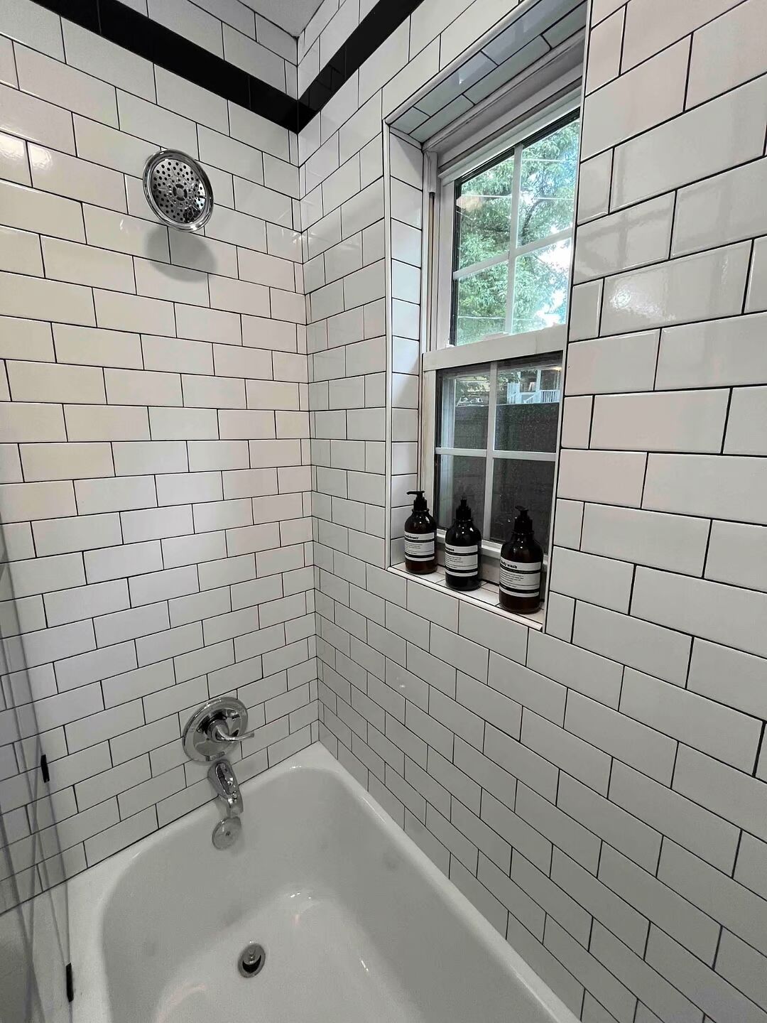 Secadora de cabello, toallas, jabón, papel de baño 
