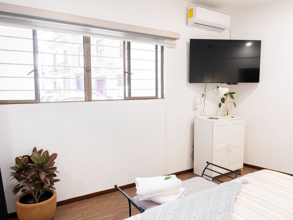 1 habitación, tabla de planchar con plancha, wifi gratis y ropa de cama 