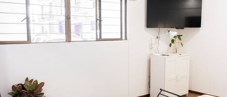 1 habitación, tabla de planchar con plancha, wifi gratis y ropa de cama