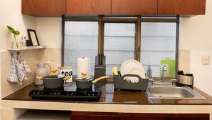 Una cucina con fornello, lavello e finestra.