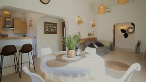Ein modernes Interieur mit Essbereich, Küche und Wohnbereich.