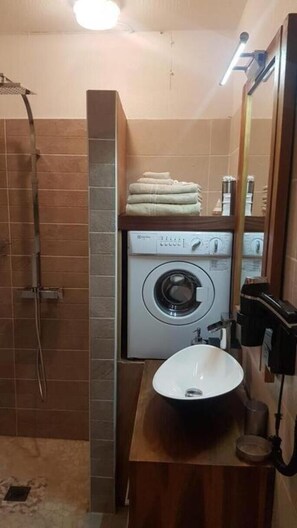 Shower, hair dryer, towels, soap - F2 - Contact me -TROIS ILETS- Pointe du bout (Les Trois-Îlets)