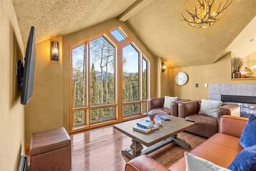 Telluride Retreat | Private Deck & Fireplaces
