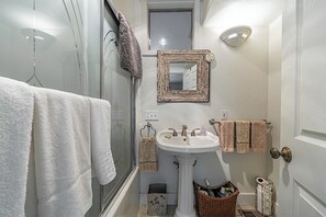 Haartrockner, Handtücher, Seife, Toilettenpapier