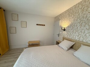 Room - Modern, fully-equipped 6-person duplex with terrace (Évreux)