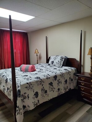 Room - Cozy 1-bedroom efficiency apartment in downtown Grafton home of Mother's Day (Grafton)