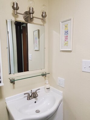 Bathroom - Cozy 1-bedroom efficiency apartment in downtown Grafton home of Mother's Day (Grafton)