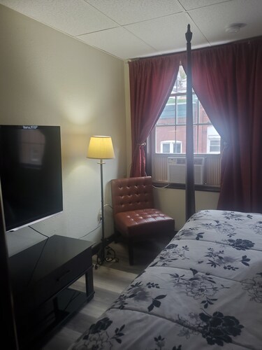 Cozy 1-bedroom efficiency apartment in downtown Grafton home of Mother's Day