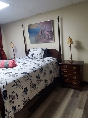 Room - Cozy 1-bedroom efficiency apartment in downtown Grafton home of Mother's Day (Grafton)