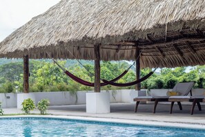Pool - Double Room, Hotel Las Golondrinas - El Zonte. 200 mts. from the beach (El Zonte)