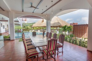 Outdoor dining - Vrbo Property (El Zonte)