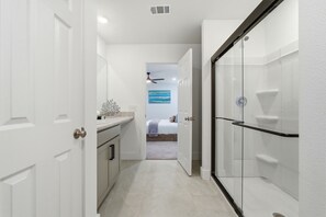 4 habitaciones, escritorio, tabla de planchar con plancha y wifi gratis 