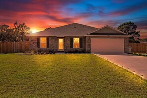 Exterior - New Upscale Home Near Navarre Beach - Sauna, Hot Tub, Arcade Game Room (Navarre)