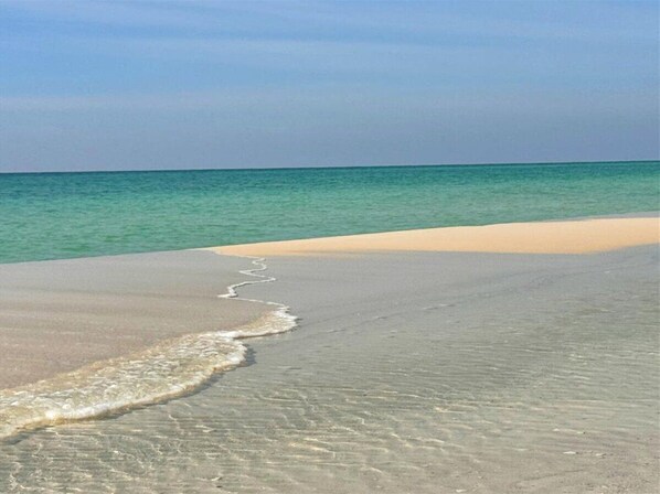 Sun-loungers, beach towels - New Upscale Home Near Navarre Beach - Sauna, Hot Tub, Arcade Game Room (Navarre)
