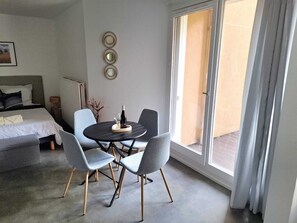 1 chambre, fer et planche à repasser, Wi-Fi gratuit, draps fournis