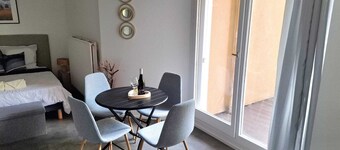 Cosy, bright 33m2 studio apartment, fully renovated, offering quiet comfort and high-speed Wi-Fi.