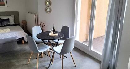Studio cosy lumineux 33m2 entièrement rénové .Confort calme et Wi-Fi haut débit.