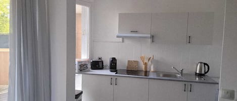 Kylskåp, mikrovågsugn, spishäll och kaffe- och tebryggare