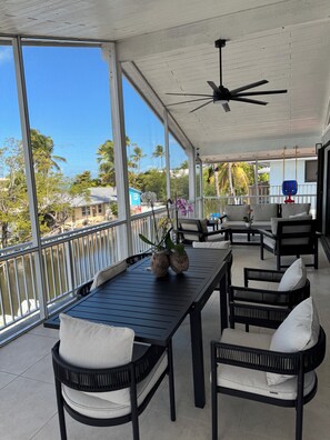 屋外ダイニングエリア