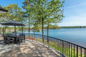 Outdoor dining - Luxury Lakehouse with 180° Lake Views (Hot Springs)