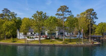 Luxury Lakehouse with 180° Lake Views