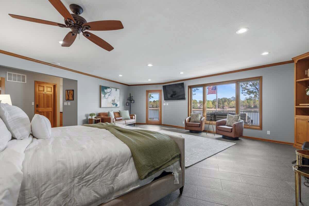 6 bedrooms, iron/ironing board, WiFi, bed sheets