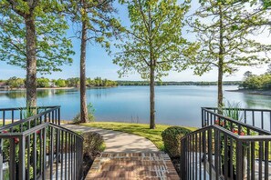 Property grounds - Luxury Lakehouse with 180° Lake Views (Hot Springs)