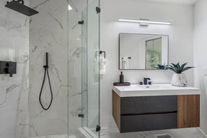 Dusche, Haartrockner, Shampoo
