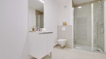Apartment | Bathroom | Hair dryer, towels, shampoo